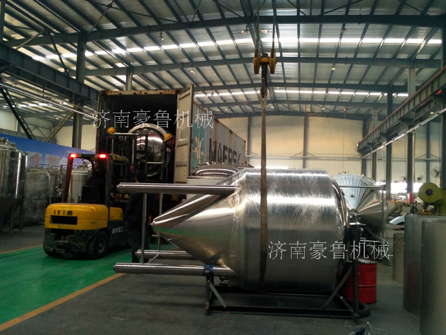 車間工人在搬運(yùn)啤酒設(shè)備 車間工人在搬運(yùn)啤酒設(shè)備