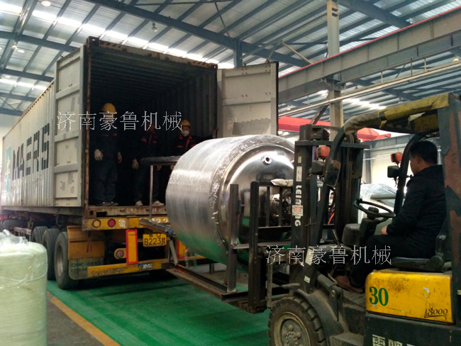 工人師傅在小心的運(yùn)輸發(fā)酵罐 工人師傅在小心的運(yùn)輸發(fā)酵罐