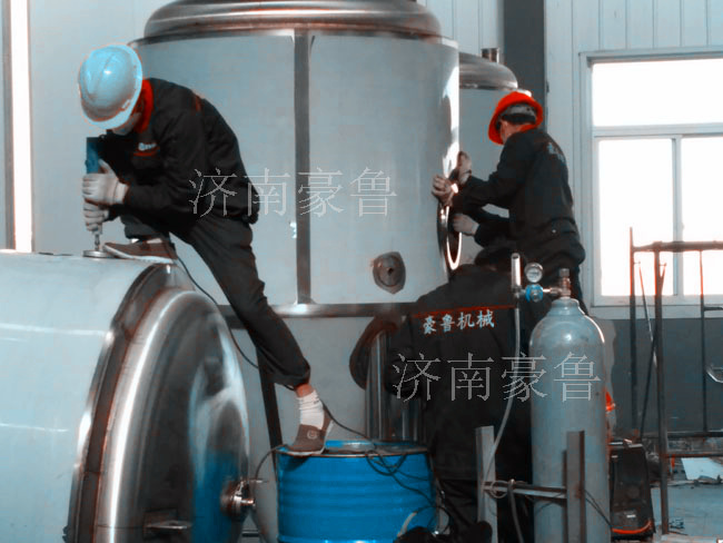 工人正在加工啤酒設備 工人正在加工啤酒設備